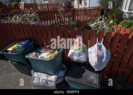 Vue générale de bacs de recyclage et de sacs de déchets à l'extérieur d'une maison sur une rue résidentielle dans Mochdre, Pays de Galles, en tant que conseil de Conwy introduire un régime de co Banque D'Images