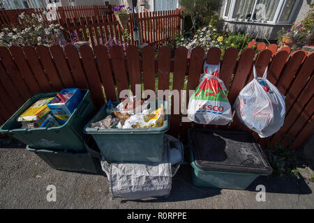 Vue générale de bacs de recyclage et de sacs de déchets à l'extérieur d'une maison sur une rue résidentielle dans Mochdre, Pays de Galles, en tant que conseil de Conwy introduire un régime de co Banque D'Images