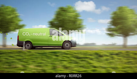 Livraison neutre en carbone avec une green van roulant sur une route de campagne avec des arbres verts Banque D'Images