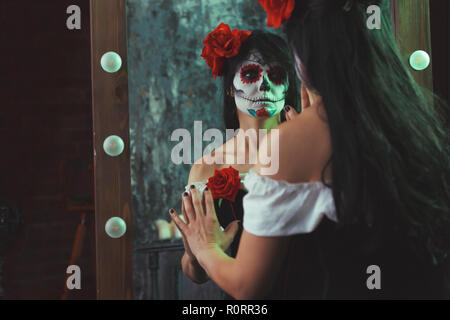 Photo Halloween sorcière de fille avec un miroir Banque D'Images