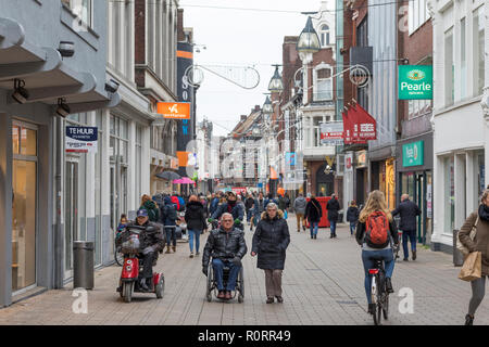 Les gens de shopping dans la zone piétonne du centre-ville de Tilburg avec les magasins de détail, Neterlandfs Banque D'Images