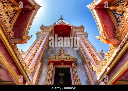 Vue dynamique le temple bouddhiste Wat Chalong Chalong en entrée, Phuket, Thailand Banque D'Images