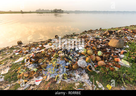 La pollution des déchets de plastique et d'autres emballages alimentaires sur la rive de la lac Taungthaman près de U Bein bridge au Myanmar (Birmanie) Banque D'Images