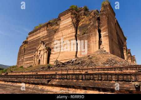 Ruines de la pagode Pahtodawgyi, endommagé par un tremblement de terre, Mingun, Myanmar Banque D'Images