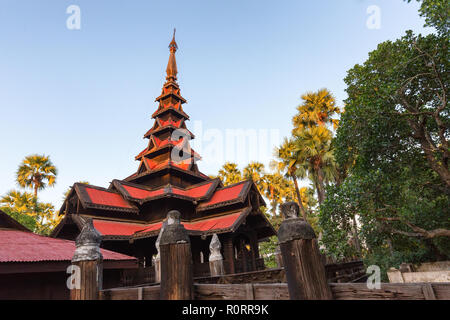 Le monastère de Bagaya Kyaung faite en bois de teck, Inwa village, Birmanie Banque D'Images