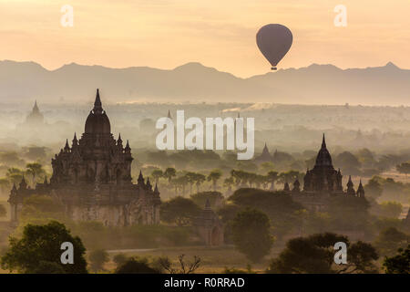 Vols en montgolfière au dessus de l'air à pagodes misty dans la plaine de Bagan, Myanmar (Birmanie) Banque D'Images