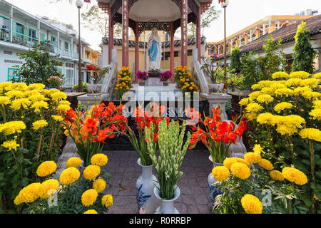 Chrysanthème jaune et de l'œillet d'offrandes pour Vierge Marie dans une église chrétienne à Saigon, Vietnam Banque D'Images