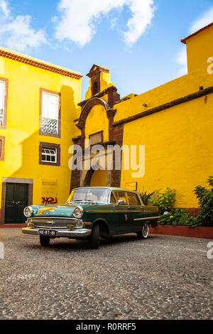 Voiture de luxe en face de la musée d'Art Contemporain de Funchal Banque D'Images