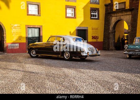 Voiture de luxe en face de la musée d'Art Contemporain de Funchal Banque D'Images