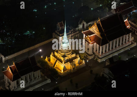 Wat pathum wanaram temple à Bangkok, vue aérienne du Centara Grand Tower, Bangkok Banque D'Images