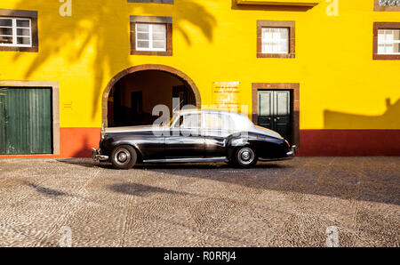 Voiture de luxe en face de la musée d'Art Contemporain de Funchal Banque D'Images