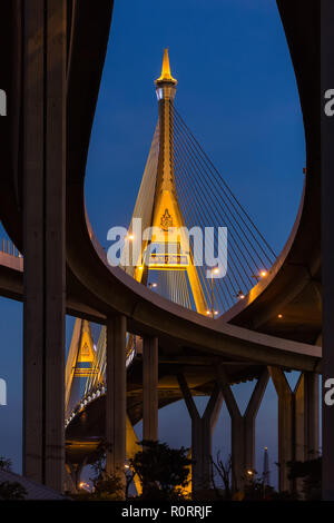 Bhumibol le pont sur la rivière Chao Phraya à Bangkok, Thaïlande Banque D'Images