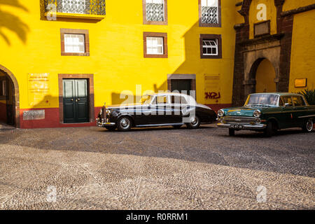 Voiture de luxe en face de la musée d'Art Contemporain de Funchal Banque D'Images