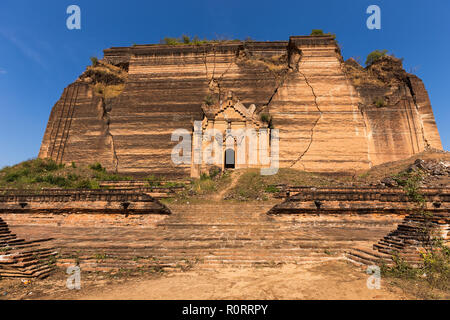 Ruines de la pagode Pahtodawgyi, endommagé par un tremblement de terre, Mingun, Myanmar Banque D'Images