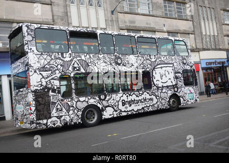 Brighton & Hove iconique double decker bus, peint par Jason McQuillen, Brighton, Royaume-Uni Banque D'Images