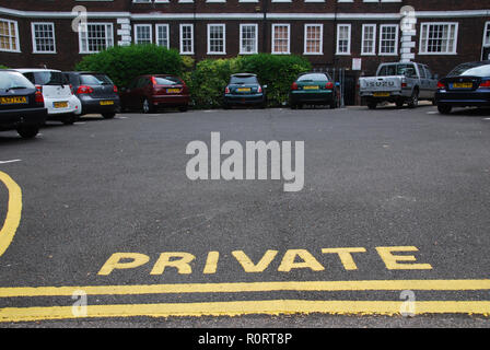Parking privé à Haverstock Hill, Londres, Royaume-Uni Banque D'Images