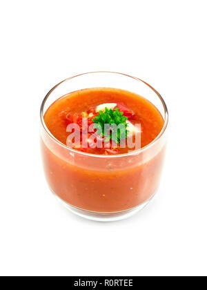 Gaspacho soupe à la tomate dans un verre de persil isolé sur fond blanc Banque D'Images