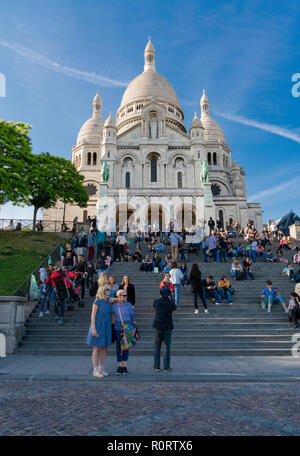 Fraisage de touristes autour de la Basilique du Sacré-Cœur à Montmartre, Paris, France Banque D'Images