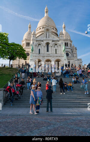 Fraisage de touristes autour de la Basilique du Sacré-Cœur à Montmartre, Paris, France Banque D'Images