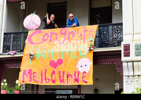 Couple sur balcon avec Prince Harry féliciter signe et Meghan sur bébé pendant leur tournée australienne, Melbourne, Australie 2018 Banque D'Images