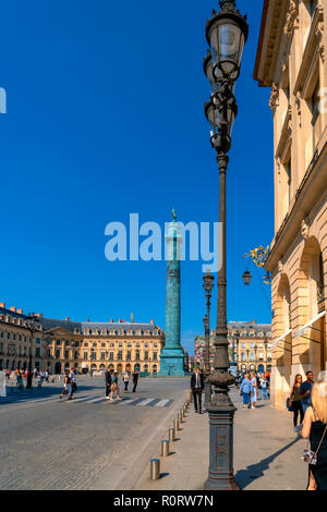 Les touristes d'une promenade dans Paris, France Banque D'Images