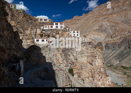 Moines et partie de Phugtal Gompa (également connu sous le nom de Phuktal Gompa), Zanskar, le Jammu-et-Cachemire, l'Inde Banque D'Images