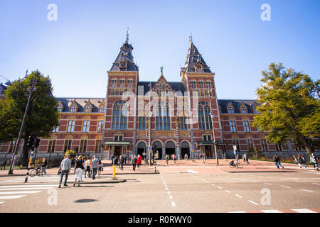 AMSTERDAM, Pays-Bas - 2 septembre 2018 : pour l'extérieur de l'historique avec les gens en vue Rijksmuseum Banque D'Images