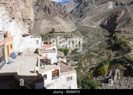 Vue de Phugtal Gompa (également connu sous le nom de Phuktal Gompa) avec Yugar village visibles au-dessous du monastère, le Zanskar, le Jammu-et-Cachemire, l'Inde Banque D'Images