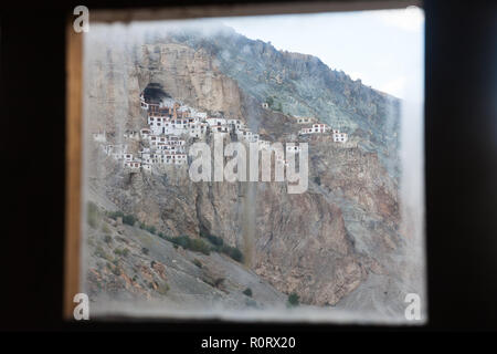 Phugtal Gompa (également connu sous le nom de Phuktal Gompa) vu à travers la fenêtre de la guesthouse, Zanskar, Inde Banque D'Images