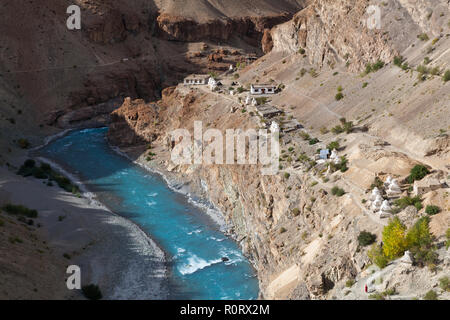 Vue depuis la rivière Phugtal Gompa sur Tsarab Tsarab (également connu sous le nom de Chu), la proximité de chortens et guesthouse (bâtiment de gauche), Zanskar, Inde Banque D'Images