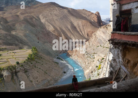 Vue depuis la rivière Phugtal Gompa avec Tsarab Tsarab (également connu sous le nom de Chu) visible ci-dessous, le Zanskar, Inde Banque D'Images