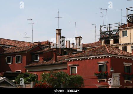 Venise, vue sur les toits des maisons rouges, avec des terrasses, des cheminées et d'antennes Banque D'Images