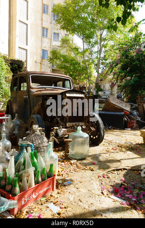 Jardin arrière pleine de détritus, d'antiquités et d'une vieille voiture rouillée. Le nord de Nicosie, Chypre du Nord Octobre 2018 Banque D'Images