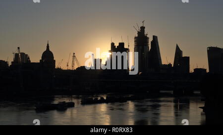 Matin au début de l'été à Londres. Lever du soleil à Riverside de thèmes avec Canary Wharf building traverser la rivière Thème Banque D'Images
