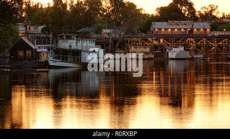 Le soir tombe sur Echuca quai. Pédalos amarrés pour la nuit. Banque D'Images