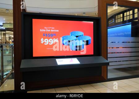 Surveiller les prix de vente de publicité Amazon Dot Echo 2e génération au Westfield San Francisco Center, San Francisco, Californie, USA. Banque D'Images