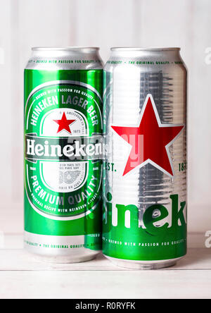 Londres, Royaume-Uni - 27 avril 2018 : canettes de Heineken Bière Blonde sur fond de bois. Heineken est le produit phare de la Heineken Banque D'Images