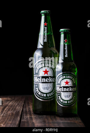 Londres, Royaume-Uni - 27 avril 2018 : Bouteilles de Heineken Bière Blonde sur fond de bois sombre. Heineken est le produit phare de la Heineken Banque D'Images