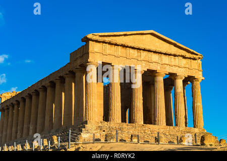 Temple of Concordia, situé dans le parc de la Vallée des Temples à Agrigente, Sicile, Italie. Banque D'Images