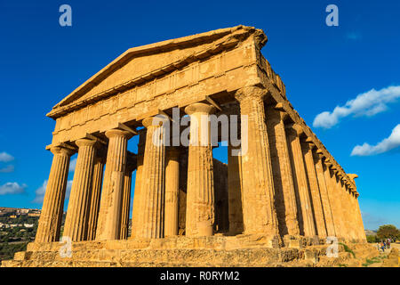 Temple of Concordia, situé dans le parc de la Vallée des Temples à Agrigente, Sicile, Italie. Banque D'Images