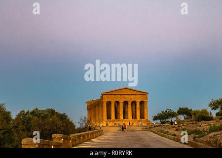 Temple of Concordia, situé dans le parc de la Vallée des Temples à Agrigente, Sicile, Italie. Banque D'Images