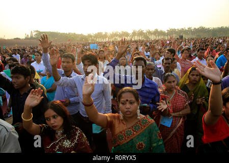 Des milliers de chrétiens, y compris de nombreux catholiques prier et chanter ensemble dans un service de prière œcuménique Easter Sunrise en face de l'Bangladesh Nati Banque D'Images