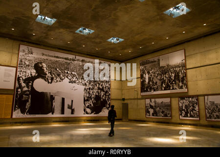 Jetez un oeil aux visiteurs quelques rares photographies de Bangabandhu Sheikh Mujibur Rahman et guerre de libération du Bangladesh à l'intérieur de l'indépendance Memorial ou Sw Banque D'Images