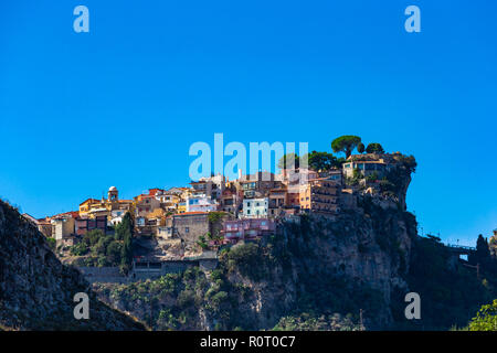 Castelmola typique de Sicile : village perché sur une montagne, à proximité de Taormina. Province de Messine, Sicile, Italie. Banque D'Images