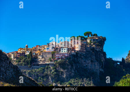 Castelmola typique de Sicile : village perché sur une montagne, à proximité de Taormina. Province de Messine, Sicile, Italie. Banque D'Images