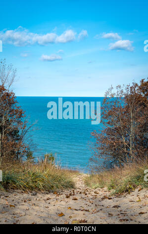 Surplombant le lac Michigan à l'Indiana Dunes. Banque D'Images