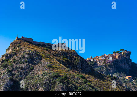 Castelmola typique de Sicile : village perché sur une montagne, à proximité de Taormina. Province de Messine, Sicile, Italie. Banque D'Images