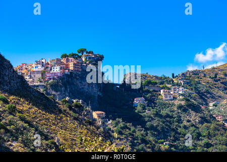 Castelmola typique de Sicile : village perché sur une montagne, à proximité de Taormina. Province de Messine, Sicile, Italie. Banque D'Images