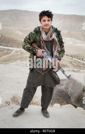 La protection de l'homme de police après une attaque des talibans près de la stupa bouddhiste de Takht-e Rostam, Samangan, province de Samangan, Afghanistan Banque D'Images