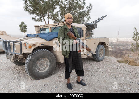 La protection de l'homme de police après une attaque des talibans près de la stupa bouddhiste de Takht-e Rostam, Samangan, province de Samangan, Afghanistan Banque D'Images